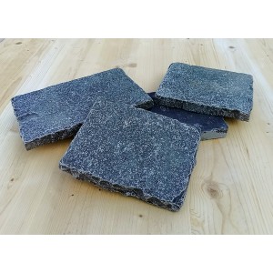 Pavés en Calcaire Noir
Dimensions : 15 x Longueurs Libres x 2,5cm.
Poids : 62.5kg / m²