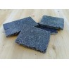 Pavés en Calcaire Noir
Dimensions : 15 x Longueurs Libres x 2,5cm.
Poids : 62.5kg / m²