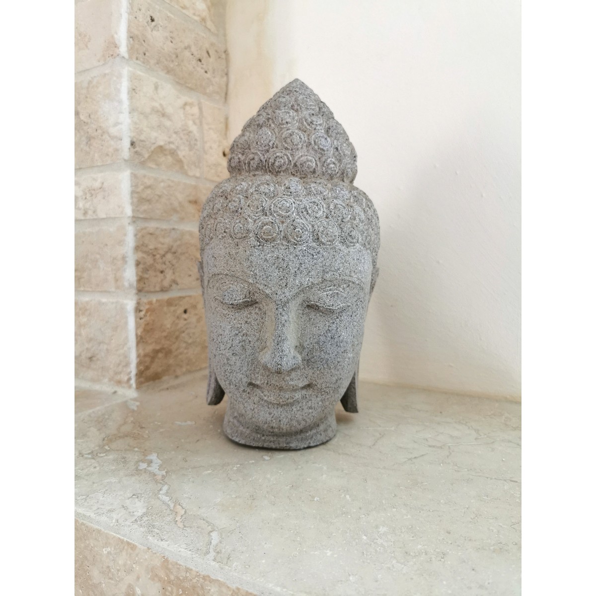 Tête de Bouddha Sculptée
Andésite
Sculptée à la Main par un Artiste
Pièce Unique
Hauteur : 30cm