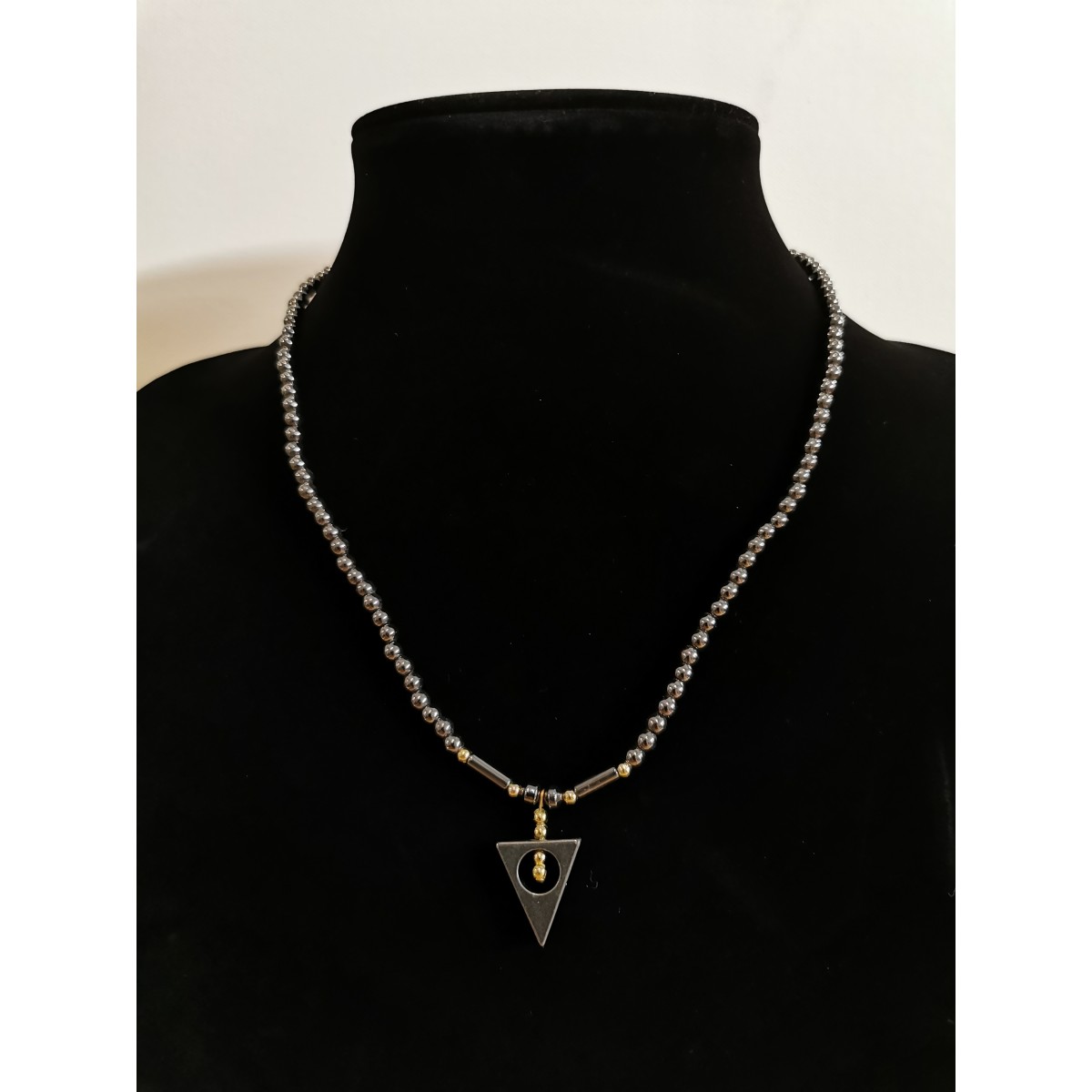 Collier Triangle Hématite
